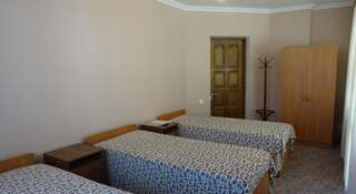 Хостел Красная Поляна Красная Поляна Односпальная кровать в общем номере с 3 кроватями и видом на горы-4
