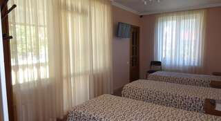 Хостел Красная Поляна Красная Поляна Односпальная кровать в общем номере с 3 кроватями и видом на горы-5